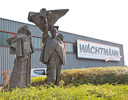 Wachtmann Rohstoffhandel Frontansicht mit Skulpturen